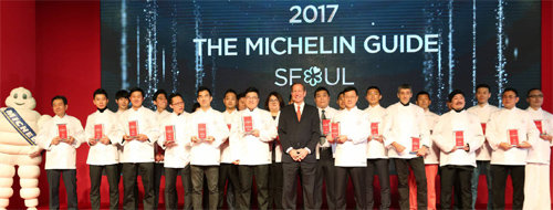 전 세계에서 28번째, 아시아에서 네 번째로 발간된 ‘미쉐린 가이드 서울 2017’의 결과가 발표됐다. 7일 서울 중구 신라호텔에서 미쉐린 가이드에 선정된 24개의 식당 셰프 및 대표들이 포즈를 취하고 있다. 미쉐린코리아 제공