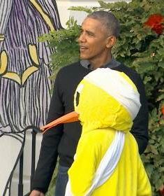 임기만료를 앞둔 버락 오바마 미국 대통령이 지난달 31일 백악관에서 열린 핼러윈 데이 파티에서 ‘레임 덕’으로 분장한 어린이에 관심을 보이고 있다.(CNN TV 화면 캡처)