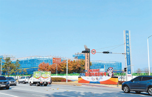 8일 대구국제공항 주차빌딩이 다음 달 완공을 앞두고 공사가 한창이다. 한국공항공사 대구지사는 연말까지 일부 편의시설 개선 공사를 마무리한다. 대구 동구 제공