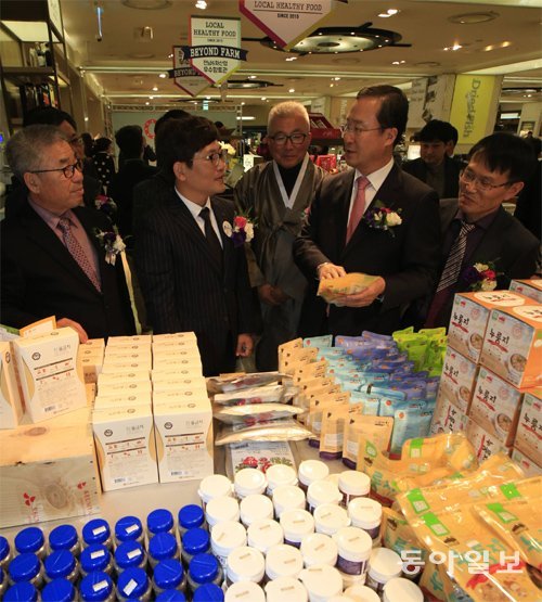 8일 롯데백화점 광주점 식품관에서 전남 6차산업 우수 향토관 개관 운영 협약을 맺은 전남도와 롯데백화점 관계자들이 향토관 전시 상품을 살펴보고 있다. 정승호 기자 shjung@donga.com