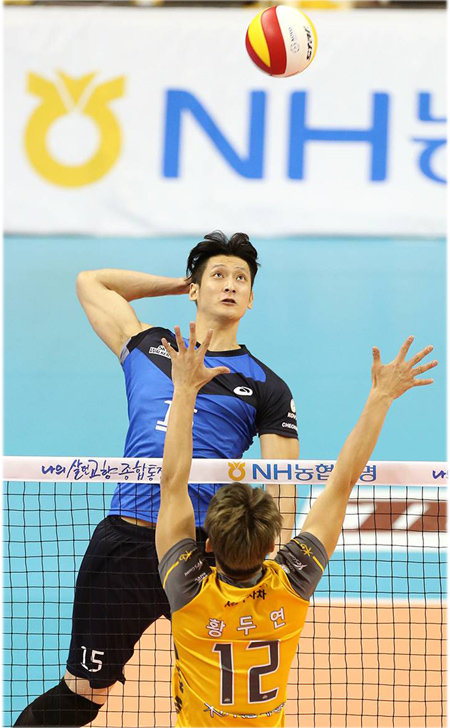 블로킹 위로 스파이크 현대캐피탈 문성민(위)이 8일 KB손해보험과의 경기에서 상대 블로킹을
앞에 두고 스파이크를 하고 있다. 현대캐피탈 제공