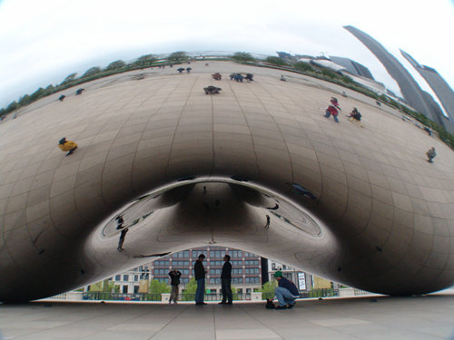 미국 일리노이 주 시카고의 정체성 ‘네이버후드’를 상징하는 조형물 ‘클라우드 게이트’(애니시 커푸어 작품).