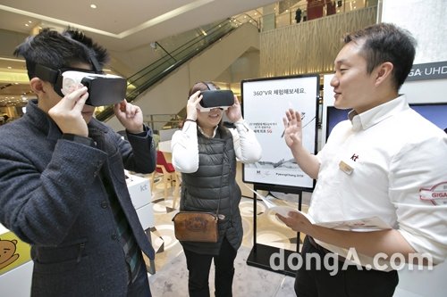 KT는 롯데백화점과 협업해 롯데백화점 김포공항점을 시작으로 체험형 상설 매장을 선보인다. 지하 1층에 입점한 KT 롯데백화점 김포공항점에서는 유·무선 및 GiGA IoT 상품, VR 콘텐츠를 체험하고 구매할 수 있다. 사진은 매장에서 고객들이 GiGA IoT 기기를 체험하며 구매 상담을 받고 있는 모습. 사진제공=KT