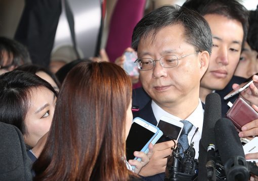 11월 6일 검찰에 출석한 우병우 전 민정수석. 가족회사의 횡령 의혹 등을 묻는 기자를 쏘아봐 논란이 됐다. 사진공동취재단