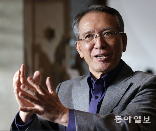 김형오 전 국회의장은 “지금은 역사에서 절박하게 배워야 할 때”라며 “리더들에게 ‘다시 쓰는 술탄과 황제’가 따끔한 일침을 가하는 역할을 했으면 좋겠다”고 말했다. 동아일보DB