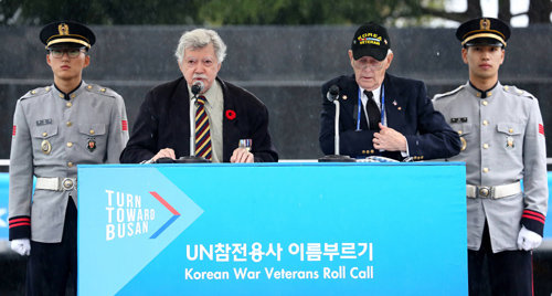 10일 부산 남구 유엔기념공원에서 열린 롤콜 행사에 참석한 참전용사들이 전사자 이름을 부르고 있다. 국가보훈처 제공