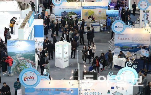 10일 서울 중구 동호로 장충체육관에서 열린 ‘2016 SEA FARM SHOW―해양수산·양식 박람회’에서 관람객들이 첨단 양식 
기술이 소개된 전시 부스를 둘러보고 있다. 동아일보·채널A와 해양수산부가 주최해 11일까지 열리는 이번 박람회에는 정부 부처와 
지방자치단체, 양식조합, 해양수산업체, 정보통신기술(ICT) 기업 등이 60여 개 부스를 마련해 참가했다. 김재명 기자 
base@donga.com