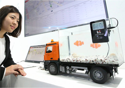 KT 관계자가 정보통신기술(ICT)을 접목해 실시간으로 수조 안의 온도와 산소 농도 등을 알려주는 활어 운반 차량 시스템을 소개하고 있다.