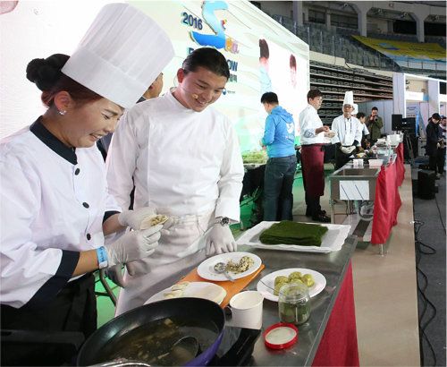 ‘바다 셰프가 만드는 바다 식탁’ 이벤트에서 한 요리사가 양식 어류로 만든 요리를 선보이고 있다.