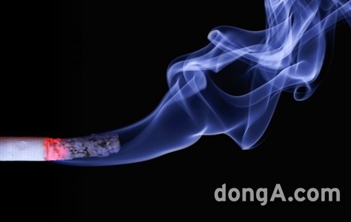 층간소음 못지 않은 층간흡연 문제가 사회적으로 큰 물의를 일으키고 있는 가운데 갈 곳 잃은 흡연자들에게 최근 전자담배가 새로운 대안으로 각광받고 있다.