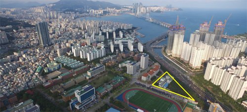 부경대는 아파트촌에 둘러싸여 있다. 오른쪽 노란 삼각형 안이 세계수산대학이 들어설 자리.