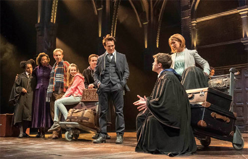 영국 런던 팰리스 극장에서 공연 중인 연극 ‘해리 포터와 저주받은 아이’의 한 장면. 익숙한 마법에 시간여행이 더해진 판타지 모험 이야기지만 30대 중반의 가장이 된 해리 포터와 둘째 아들 알버스가 맺어 가는 관계에 대한 이야기이기도 하다. 사진 출처 ‘해리 포터와 저주받은 아이’ 공식 홈페이지