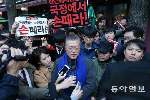 민주당
박근혜 대통령-최순실 게이트를 규탄하는 집회가 전국적으로 열리고 있는 가운데 12일 오후 5시경 청계천에서 민주당 문재인 전 대표가 자체 집회를 마친 후 중앙 무대로 이동하던 중 기자들의 질문에 답하고 있다.