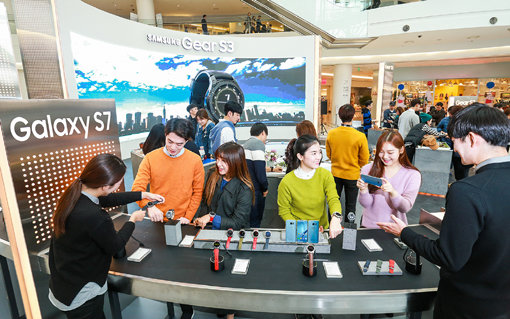 삼성전자가 ‘갤럭시S7엣지’ 블루 코랄 색상을 내놓고 활발한 마케팅을 펼치고 있다. 서울 영등포 타임스퀘어에 마련된 체험존에서 소비자들이 제품을 추천 받고 있다. 사진제공｜삼성전자