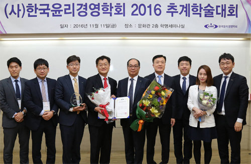 김순복 현대글로비스 기획재경본부장(가운데) 등 현대글로비스 윤리경영팀 직원들이 11일 ‘제26회 한국윤리경영대상’에서 대상을 수상한 뒤 이영면 한국윤리경영학회장(왼쪽에서 네 번째)과 함께 기념촬영을 하고 있다. 현대글로비스 제공