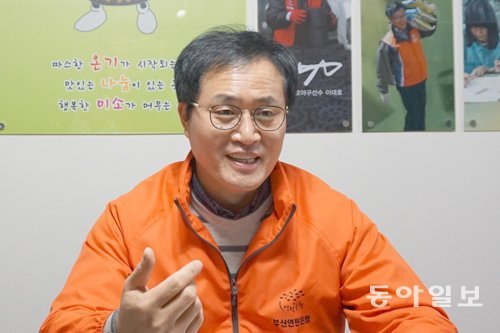 2004년부터 부산연탄은행을 운영하고 있는 강정칠 대표는 “한파에도 여전히 연탄에 의지하는 이웃들의 삶은 정말 고되다”며 도움을 간절히 호소했다. 강성명 기자 smkang@donga.com