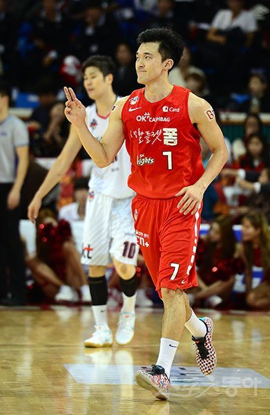 SK 변기훈이 13일 잠실학생체육관에서 열린 kt와의 홈경기 도중 3점슛을 성공시킨 뒤 기뻐하고 있다. 그러나 변기훈은 이날 2쿼터 중반 비디오판독을 통한 파울 번복의 첫 희생양이 되는 아쉬움을 겪었다. 잠실 ｜ 김종원 기자 won@donga.com