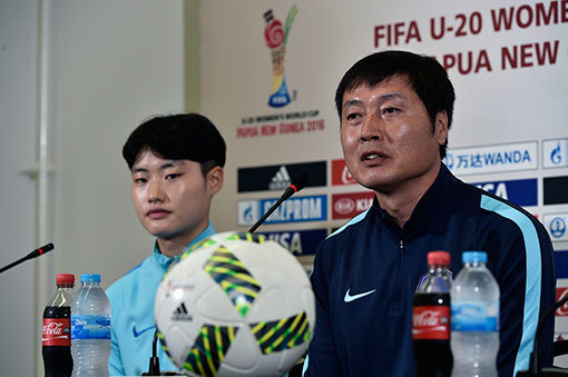 U-20 여자대표팀 정성천 감독(오른쪽)이 13일(한국시간) 파푸아뉴기니 포트모르즈비에서 열린 2016 U-20 여자월드컵 공식 기자회견 도중 멕시코와의 조별리그 1차전을 앞둔 소감을 밝히고 있다. 정 감독은 멕시코와의 기분 좋은 추억을 떠올렸다. 사진제공 ｜ 대한축구협회