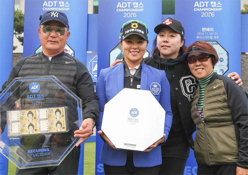 조윤지(왼쪽에서 두 번째)가 13일 경기 이천시 사우스스프링스CC에서 막을 내린 한국여자프로골프(KLPGA)투어 ADT캡스 챔피언십에서 우승한 뒤 가족과 함께 기념촬영을 하고 있다. KLPGA 제공