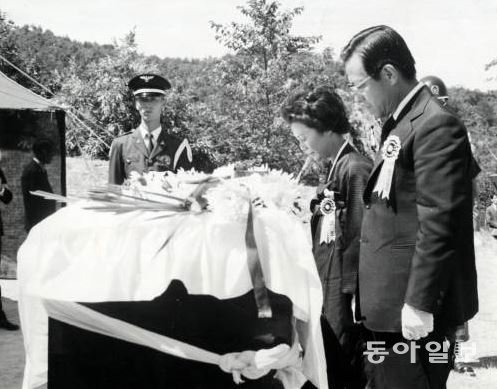 사진=故 육영수 여사 국민장 1974.8.19/국립묘지에서 묵념하는 김종필 총리 내외/동아일보DB