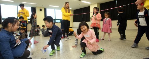 6일 서울 광진구 세종대의 한 대형 강의실에서 봉사단체 ＇언니오빠형누나＇ 프로그램에 참가한 아이들이 줄넘기 놀이를 하며 즐거운 시간을 보내고 있다. 양회성 기자 yohan@donga.com