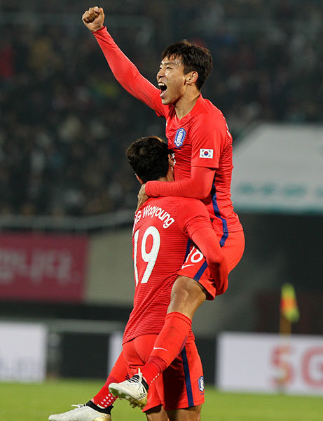 축구대표팀 이정협(오른쪽). 사진제공｜스포츠코리아