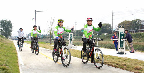 대구 서구 비산동 달서천을 찾은 자전거 동호인들이 쾌적하게 바뀐 하천 풍경을 즐기고 있다. 대구 서구 제공