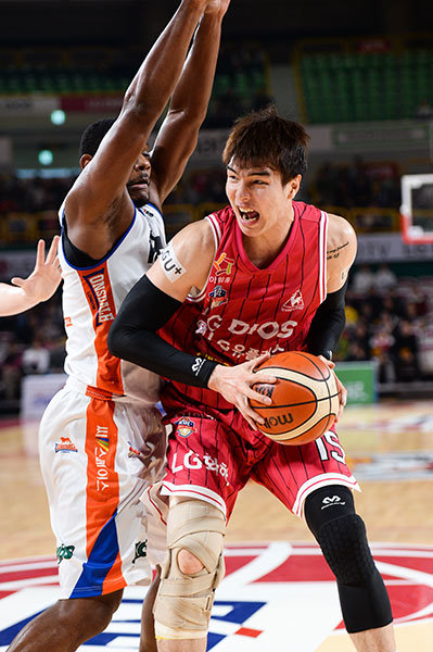 LG는 무릎 부상에서 회복한 김종규(오른쪽)의 가세로 힘을 얻게 됐다. 김종규가 경기감각을 되찾으면 LG의 골밑은 한층 강화될 전망이다. 사진제공 ｜ KBL