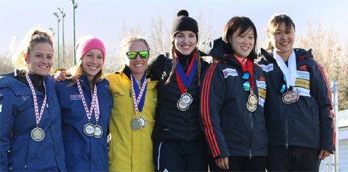15일 캐나다 캘거리에서 열린 국제봅슬레이스켈레톤연맹(IBSF) 북아메리칸컵 2차 대회 여자 스켈레톤에서 금메달을 딴 문라영(오른쪽에서 두 번째)과 동메달을 딴 정소피아(오른쪽).대한봅슬레이스켈레톤 경기연맹 제공
