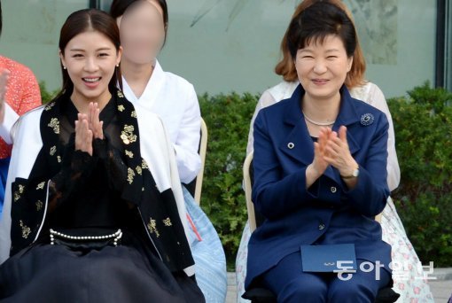 사진=2015년 10월 청와대에서 열린 한복 패션쇼를 관람하는 박근혜 대통령과 배우 하지원. 청와대사진기자단