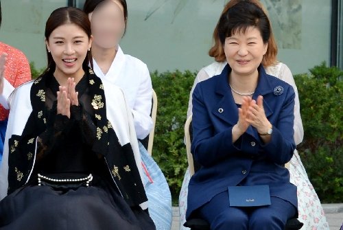 사진=2015년 10월 청와대에서 열린 한복 패션쇼를 관람하는 박근혜 대통령과 배우 하지원. 청와대사진기자단