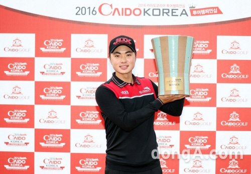 한국 프로골프(KPGA) 투어 시즌 마지막 대회인 ‘2016 카이도코리아 투어챔피언십’에서 우승한 이형준 선수가 이도에서 제작한 우승트로피를 들고 기념촬영을 하고 있다.사진제공=이도