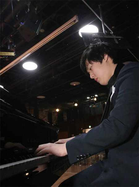 발달장애 피아니스트 이상우 군이 축하연주를 하고 있다.