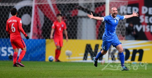 한국 축구대표팀이 15일 서울월드컵경기장에서 2018 국제축구연맹(FIFA) 러시아 월드컵 아시아 최종예선 5차전 우즈베키스탄과 경기를 가졌다. 우즈베키스탄 비크마예프가 선제골을 성공시킨 후 환호하고 있다. 상암 | 김종원기자 won@donga.com