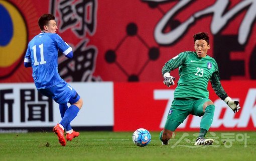 한국 축구대표팀이 15일 서울월드컵경기장에서 2018 국제축구연맹(FIFA) 러시아 월드컵 아시아 최종예선 5차전 우즈베키스탄과 경기를 가졌다. 한국 김승규가 골대에서 먼 곳까지 나와 수비를 하다 첫 골을 허용하고 있다. 상암 | 김종원기자 won@donga.com