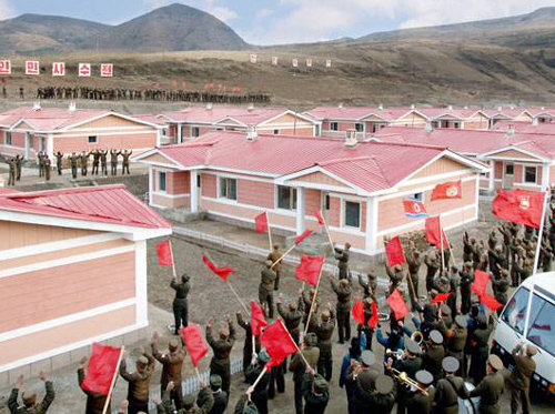 북한 북부 국경에서 살림집을 건설한 북한 군인들이 만세를 부르며 자축하고 있다. 우리민족끼리 홈페이지