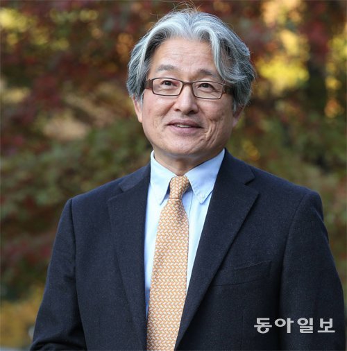 홍승기 인하대 법학전문대학원 교수는 40여 년의 연기 경력을 가진 배우다. 말하고 웃을 때 시원시원하게 표현하는 동작과 표정을 보며 배우는 역시 다르구나 싶었다. 김재명 기자 base@donga.com