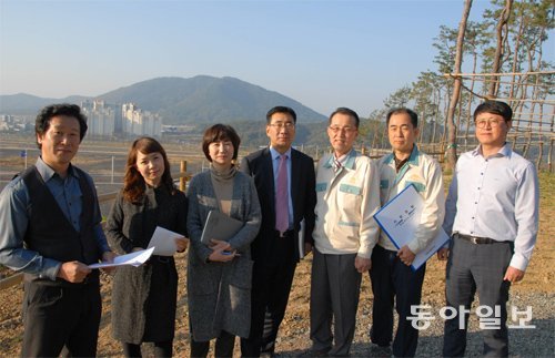 국가 물 산업 클러스터 조성을 맡고 있는 대구시 이재식 물산업기획팀장(왼쪽)과 직원, 공사 관계자들이 14일 대구 달성군 국가산업단지 내 클러스터 공사 현장에 모였다. 달성=이권효 기자 boriam@donga.com