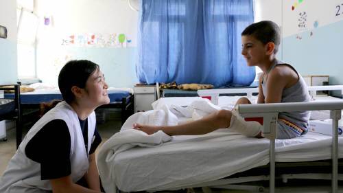 시리아 난민과 마주본 한국인 구호 활동가 박선영 간호사. 박 간호사는 올 여름 국경없는 의사회 요르단 북부 람사 지역에 있는 외상센터에서 활동했다. 람사 지역은 시리아 남부와 국경을 마주한 곳이며, 국경에서 5km 떨어져있다. 람사 외상센터에서 국경없는의사회는 국경을 넘어 이송되는 시리아 환자들을 치료한다. 국경없는의사회 제공