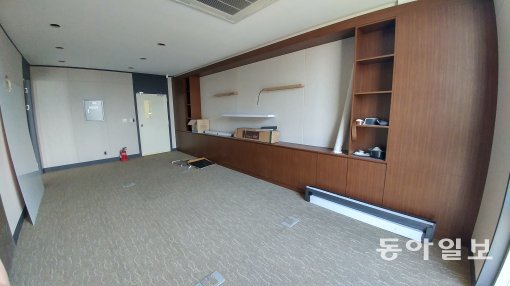 2일 공사가 중단된 인하대 드림센터 5층의 총동창회 사무실. 충분한 공감을 얻지 못한 채 공사부터 강행해 예산만 낭비했다는 지적이 일고 있다. 차준호기자 run-juno@donga.com