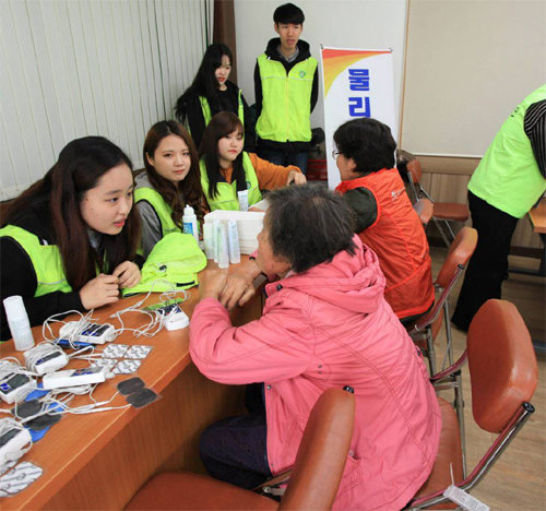 충남 당진지역 사회봉사활동에 나선 신성대 물리치료과 학생들이 주민들을 대상으로 물리치료를 하기 전 상담을 하고 있다. 신성대 제공