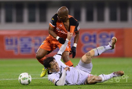 치열한 승부   17일 강릉종합운동장에서 벌어진 K리그 승강 플레이오프 1차전 도중 강원FC 루이스(위)와 성남FC 김태윤이 볼을 다투며 육탄전을 벌이고 있다. 강릉 ｜ 김진환 기자 kwangshin00@donga.com