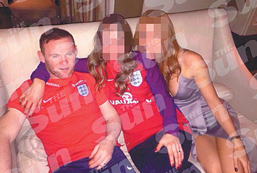 잉글랜드 축구대표팀 숙소인 영국 런던의 한 호텔에서 여성들과 새벽까지 술자리를 갖고 있는 웨인 루니(왼쪽). 사진 출처 더선 홈페이지