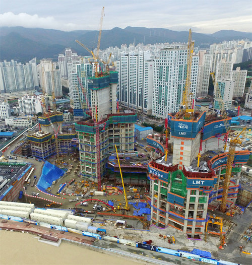 14일 부산 해운대구 엘시티 건축 현장에서 공사가 진행되고 있다. 부산일보 제공