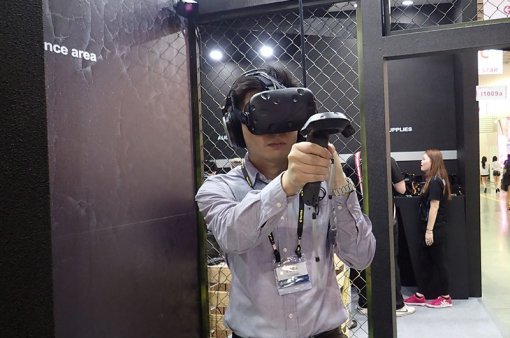 HTC VIVE 시연(출처=게임동아)