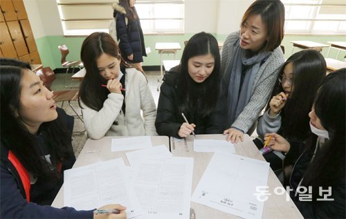 ‘불수능 불똥’ 떨어진 고3 교실 ‘불수능’으로 수험생들을 ‘멘붕’에 빠뜨린 2017학년도 대학수학능력시험 다음 날인 18일 서울 강남구 압구정고에서 고3 수험생들이 가채점을 하고 있다. 원대연 기자 yeon72@donga.com