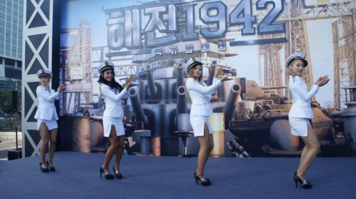 해전1942 부스 댄스팀 플라이위드미 (사진=게임동아)