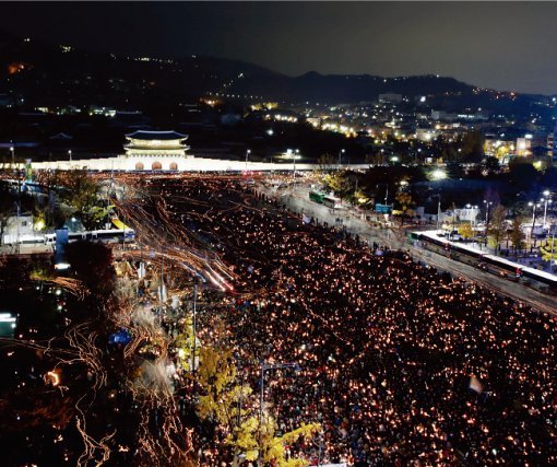 11월 12일 서울 광화문광장에 촛불을 들고 모인 시민들. 광화문광장에서 시작된 인파가 세종대로 전체를 메웠다. [뉴스1]