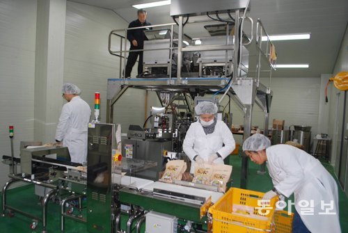 국심 직원들이 주력 생산품인 국심미를 포장하고 있다. 강정훈 기자 manman@donga.com