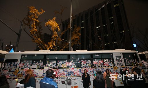 19일 박근혜 대통령 퇴진을 요구하는 촛불집회가 서울 광화문 광장을 비롯해 부산, 광주 등 전국각지에서 열렸다. 정부서울청사 주변에 배치된 경찰버스에 집회 참가자들이 스티커를 붙여놓았다. 사진 김재명 기자 base@donga.com